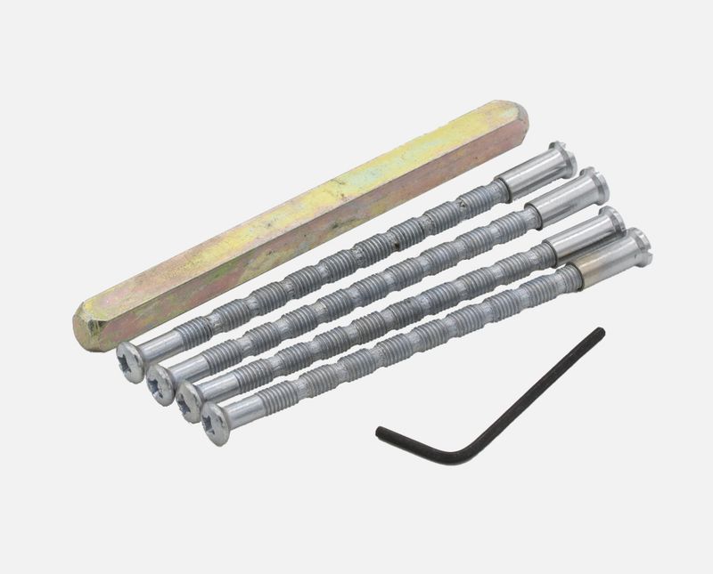 Dørvrider Mathea – formfullendt forening av akasietre og messing